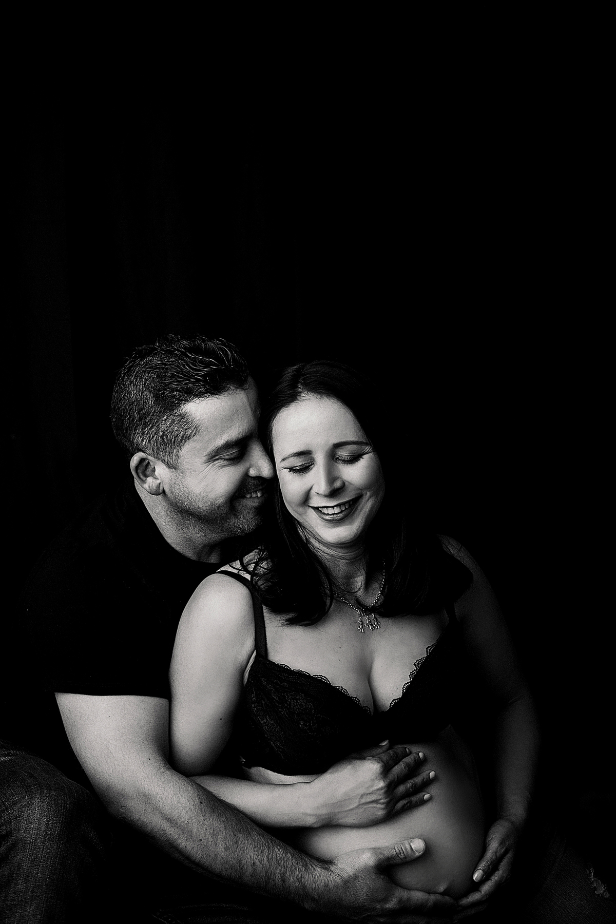 Ensaio fotográfico gestante realizado em studio, localizado em Malden-MA, fotografado por Cinthia Toledo.  preto e branco