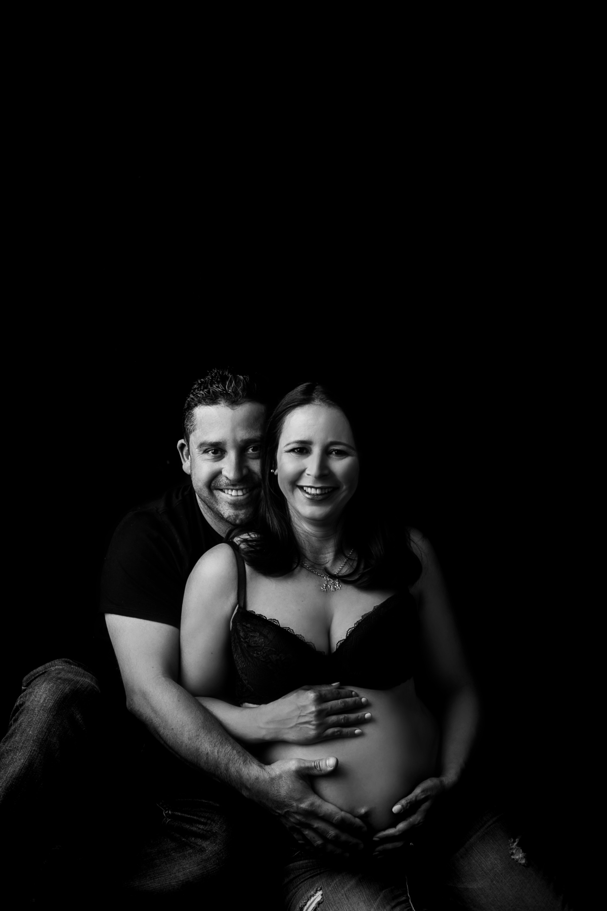 Ensaio fotográfico gestante realizado em studio, localizado em Malden-MA, fotografado por Cinthia Toledo.  preto e branco