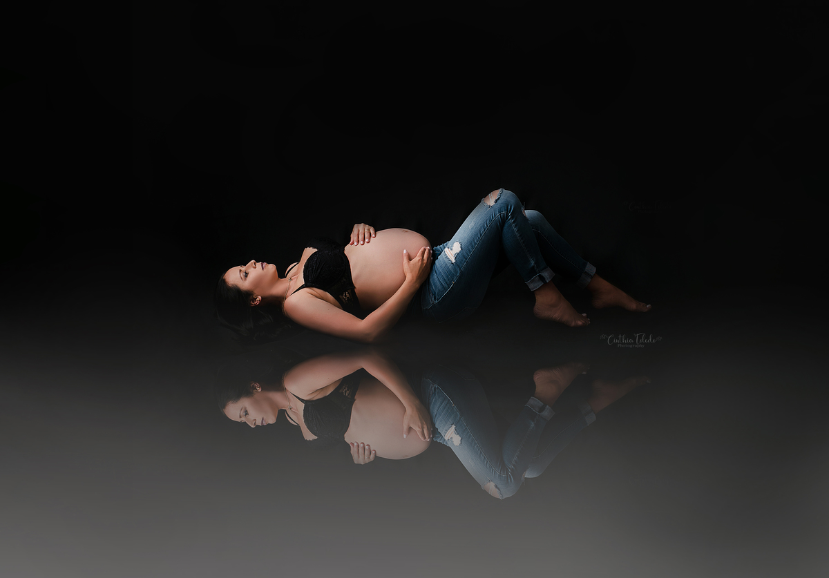 Ensaio fotográfico gestante realizado em studio, localizado em Malden-MA, fotografado por Cinthia Toledo.  fundo preto, reflexo.