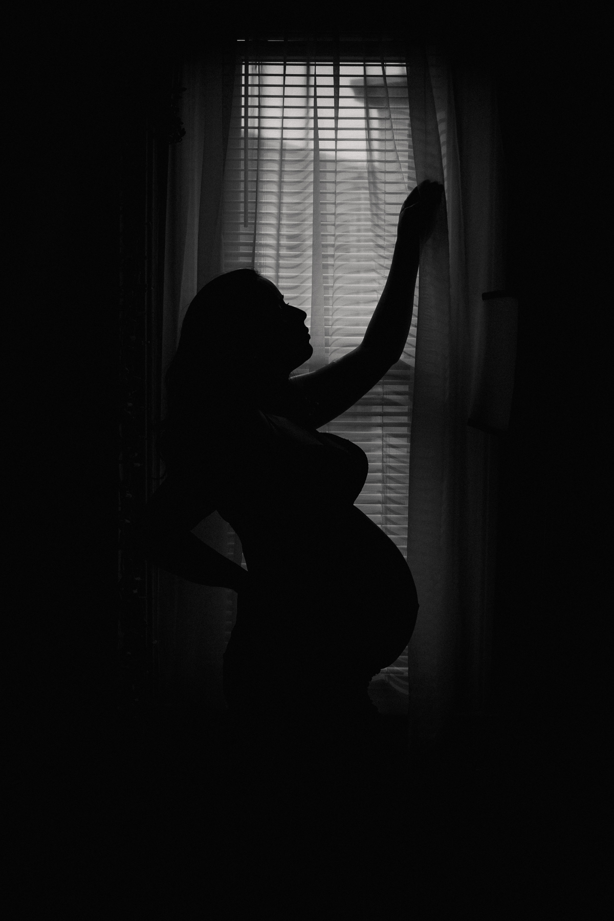 Ensaio fotográfico gestante realizado em studio, localizado em Malden-MA, fotografado por Cinthia Toledo.  silhueta na janela.