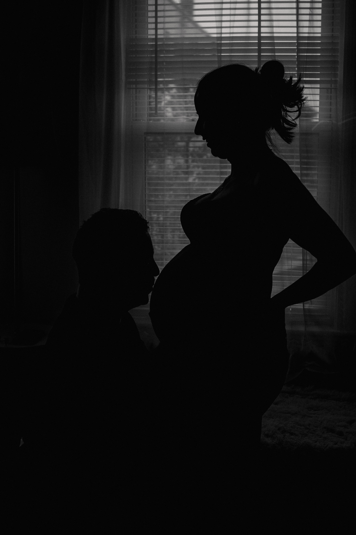 Ensaio fotográfico gestante realizado em studio, localizado em Malden-MA, fotografado por Cinthia Toledo.  silhueta casal , beijo na barriga