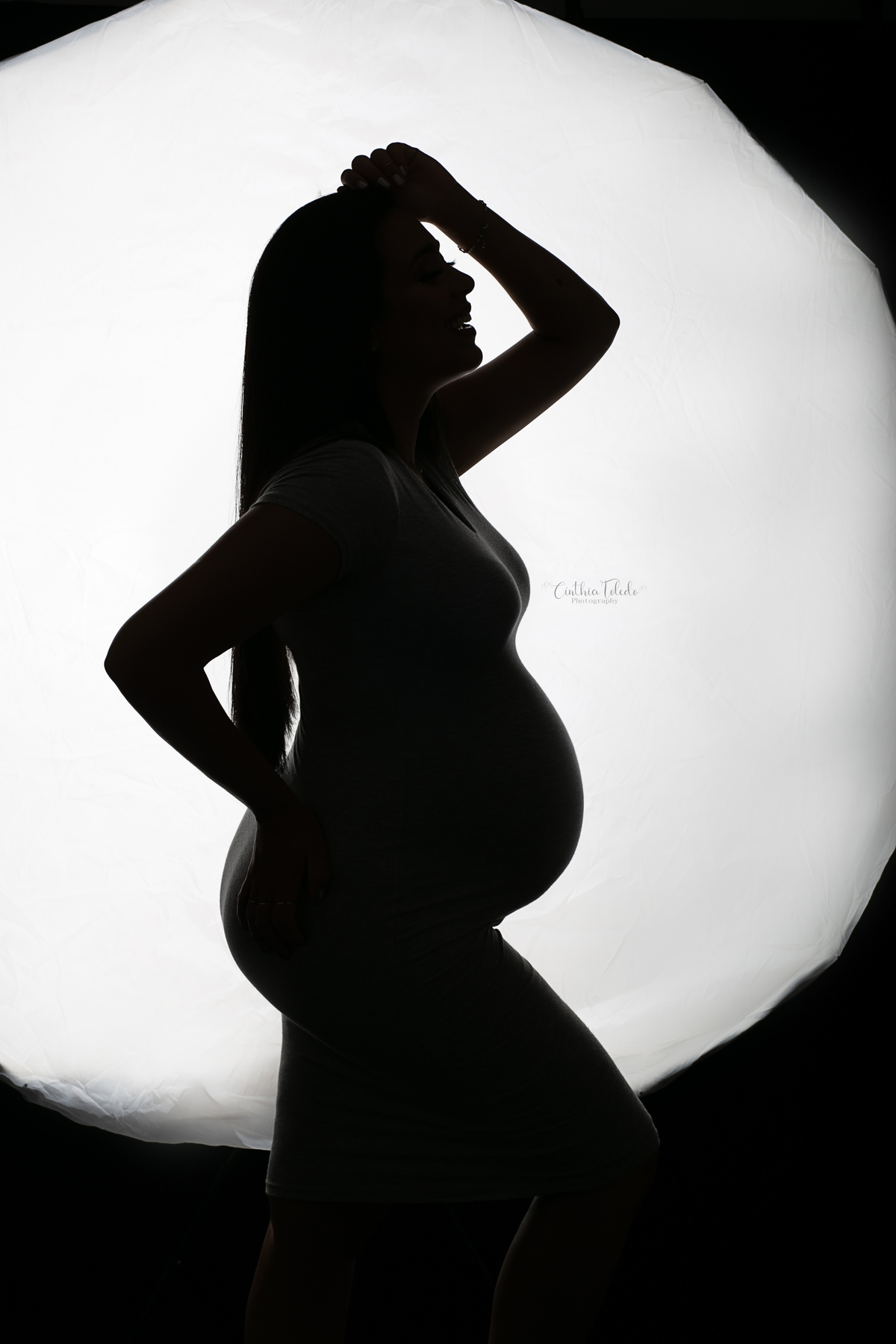 Ensaio fotográfico gestante, pregnancy, maternity, realizado em studio, localizado em Malden-MA, fotografado por Cinthia Toledo Fotografia, silhueta, preto e branco, contra-luz