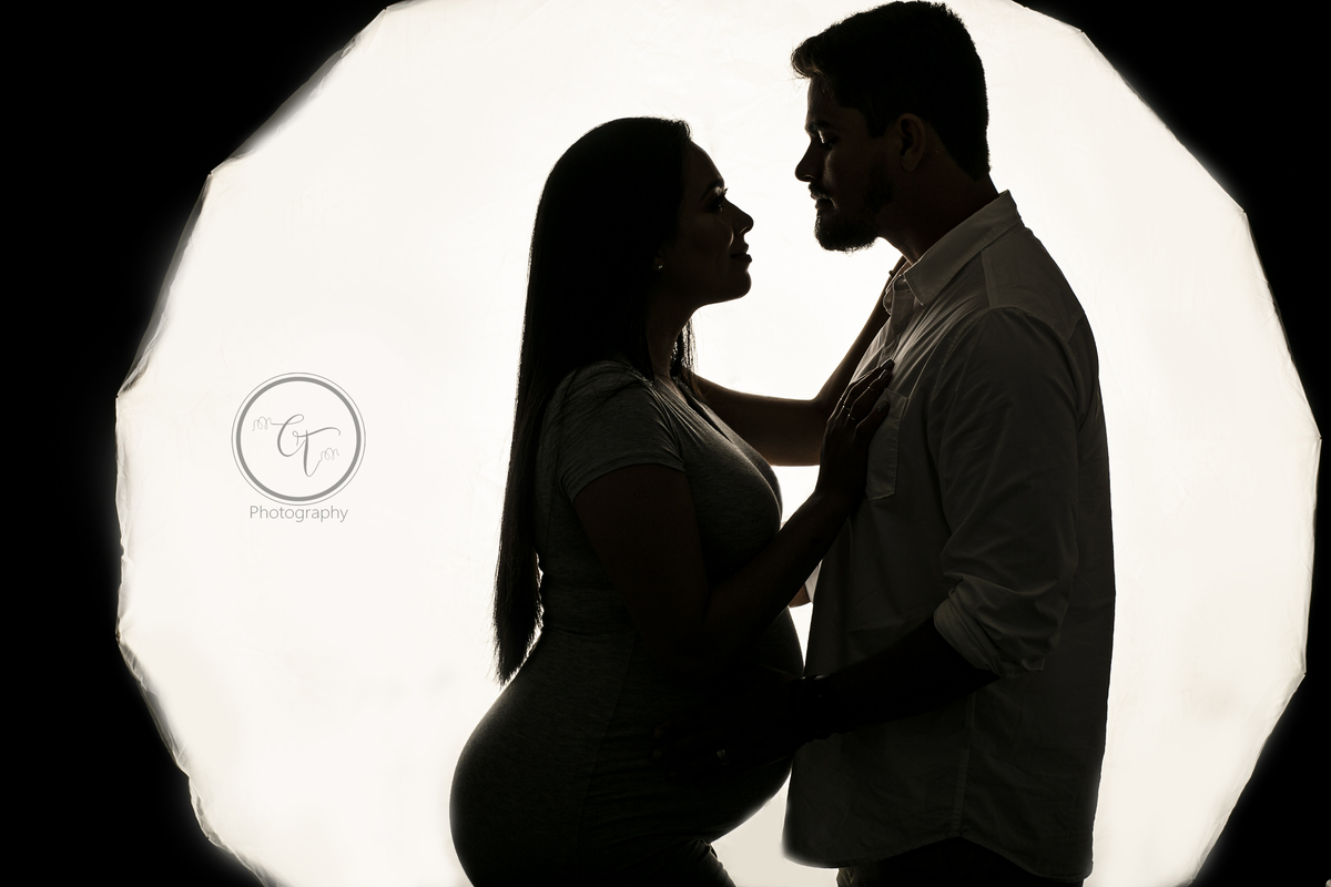 Ensaio fotográfico gestante, pregnancy, maternity, realizado em studio, localizado em Malden-MA, fotografado por Cinthia Toledo Fotografia, silhueta, contra-luz, preto e branco