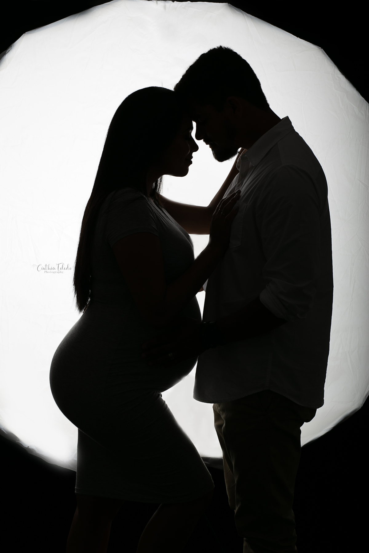 Ensaio fotográfico gestante, pregnancy, maternity, realizado em studio, localizado em Malden-MA, fotografado por Cinthia Toledo Fotografia, preto  e branco, silhueta, contra-luz