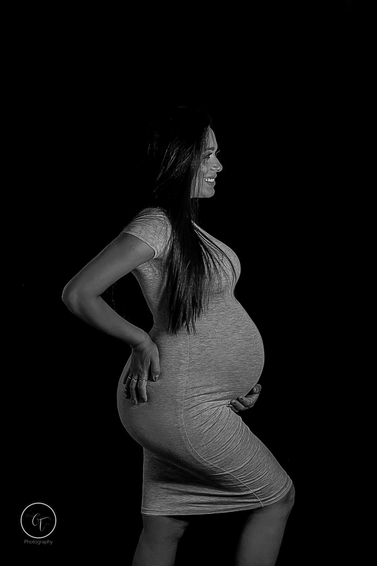 Ensaio fotográfico gestante, pregnancy, maternity, realizado em studio, localizado em Malden-MA, fotografado por Cinthia Toledo Fotografia, preto e branco 