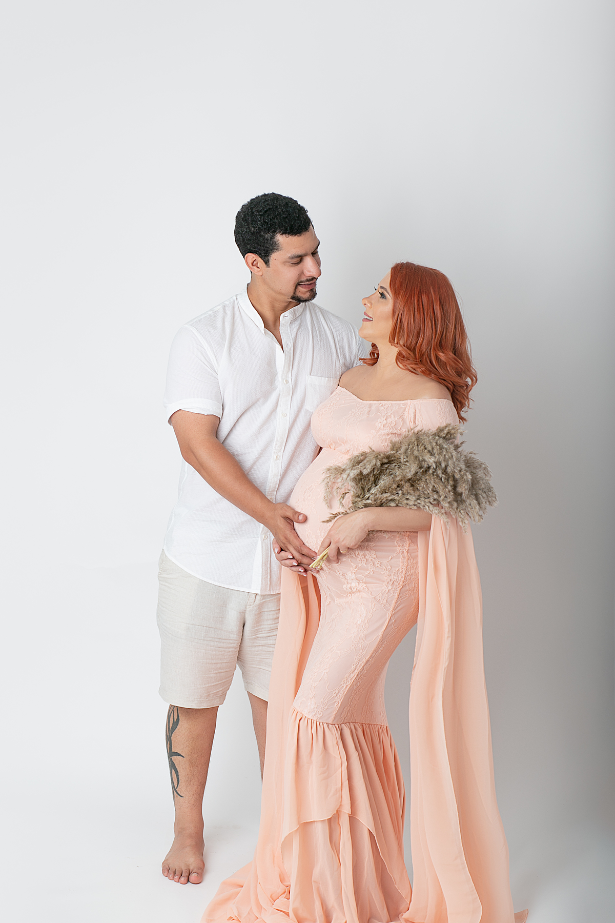 ensaio fotográfico de gestante / pregnancy/ maternity, casal, fotografado por Cinthia Toledo photography, localizado em 
studio de MALDEN-MA,  Julho de 2021, vestido gestante