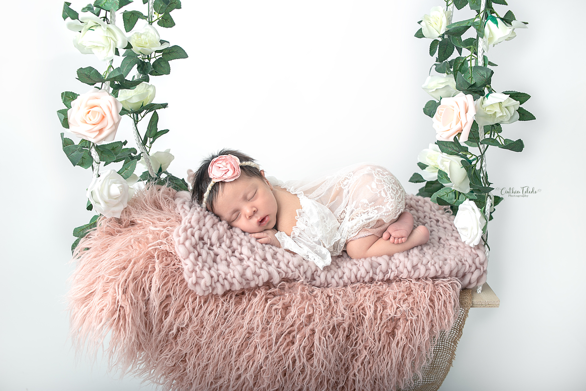 Ensaio fotográfico de Newborn / recém-nascido realizado em home-studio, localizado em Malden-MA, fotografado pela fotógrafa Cinthia Toledo Photography/fotografia. foto newborn pose de bundinha no cenário de balanço com flores.