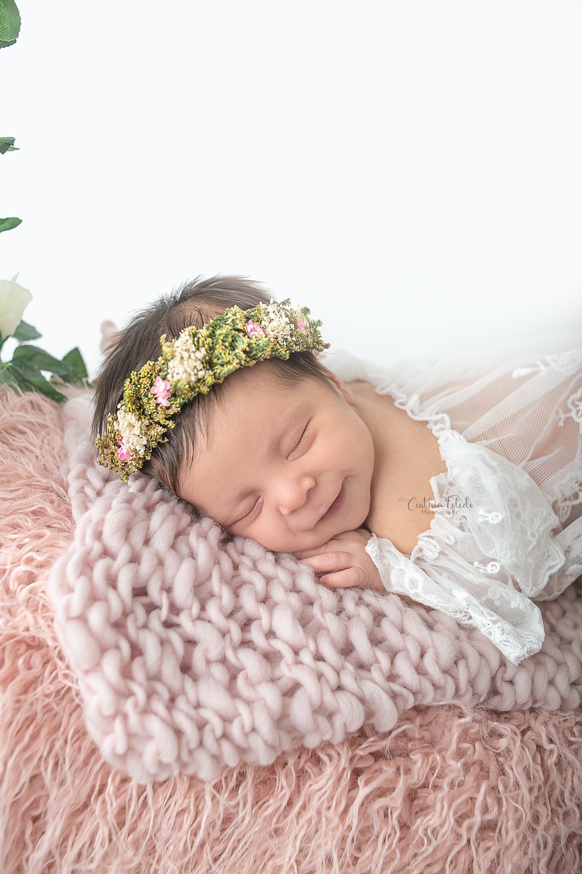 Ensaio fotográfico de Newborn / recém-nascido realizado em home-studio, localizado em Malden-MA, fotografado pela fotógrafa Cinthia Toledo Photography/fotografia. foto newborn pose de bundinha no cenário de balanço com flores.