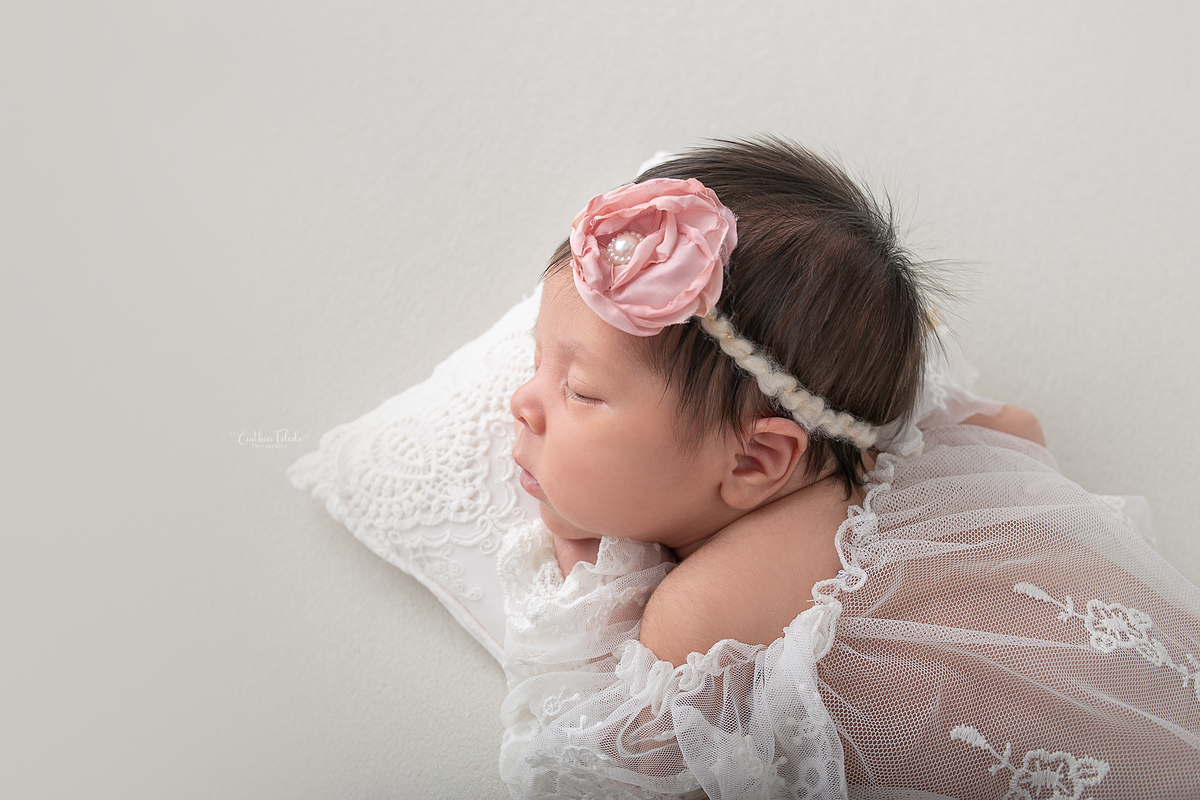 Ensaio fotográfico de Newborn / recém-nascido realizado em home-studio, localizado em Malden-MA, fotografado pela fotógrafa Cinthia Toledo Photography/fotografia. foto no puff com pose do coala.
