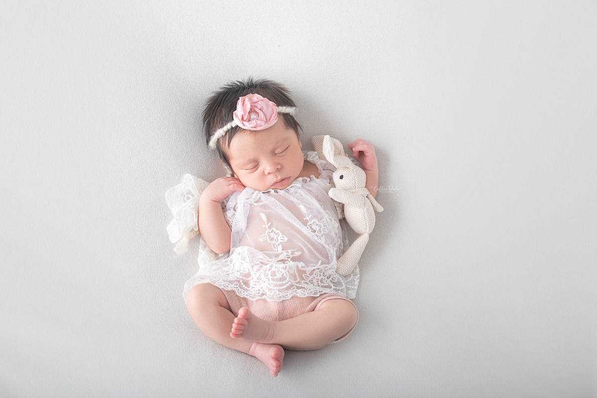 Ensaio fotográfico de Newborn / recém-nascido realizado em home-studio, localizado em Malden-MA, fotografado pela fotógrafa Cinthia Toledo Photography/fotografia. foto newborn com bebe dormindo no puff de barriga para cima.