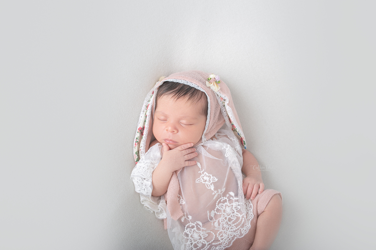 Ensaio fotográfico de Newborn / recém-nascido realizado em home-studio, localizado em Malden-MA, fotografado pela fotógrafa Cinthia Toledo Photography/fotografia. foto newborn com bebe dormindo no puff de barriga para cima.