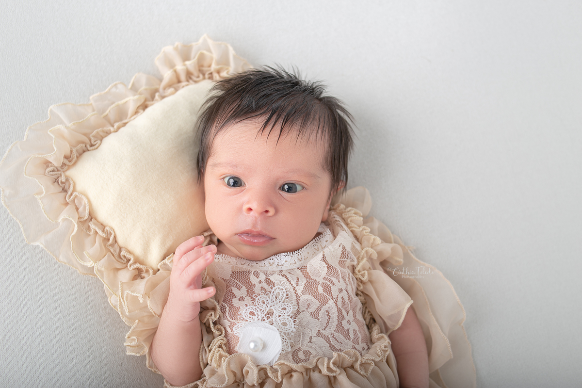 Ensaio fotográfico de Newborn / recém-nascido realizado em home-studio, localizado em Malden-MA, fotografado pela fotógrafa Cinthia Toledo Photography/fotografia.  foto newborn no puff com bebê acordada de barriga para cima