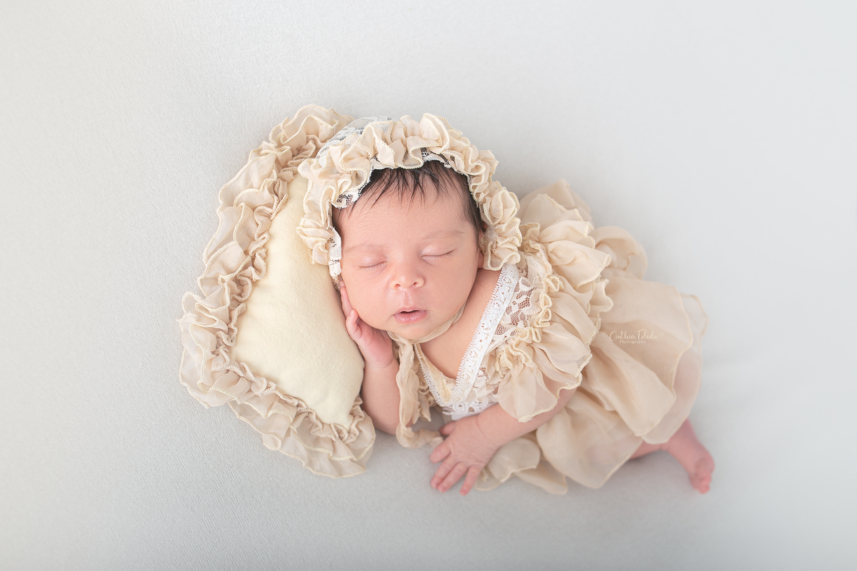 Ensaio fotográfico de Newborn / recém-nascido realizado em home-studio, localizado em Malden-MA, fotografado pela fotógrafa Cinthia Toledo Photography/fotografia. foto newborn no puff com pose de ladinho.