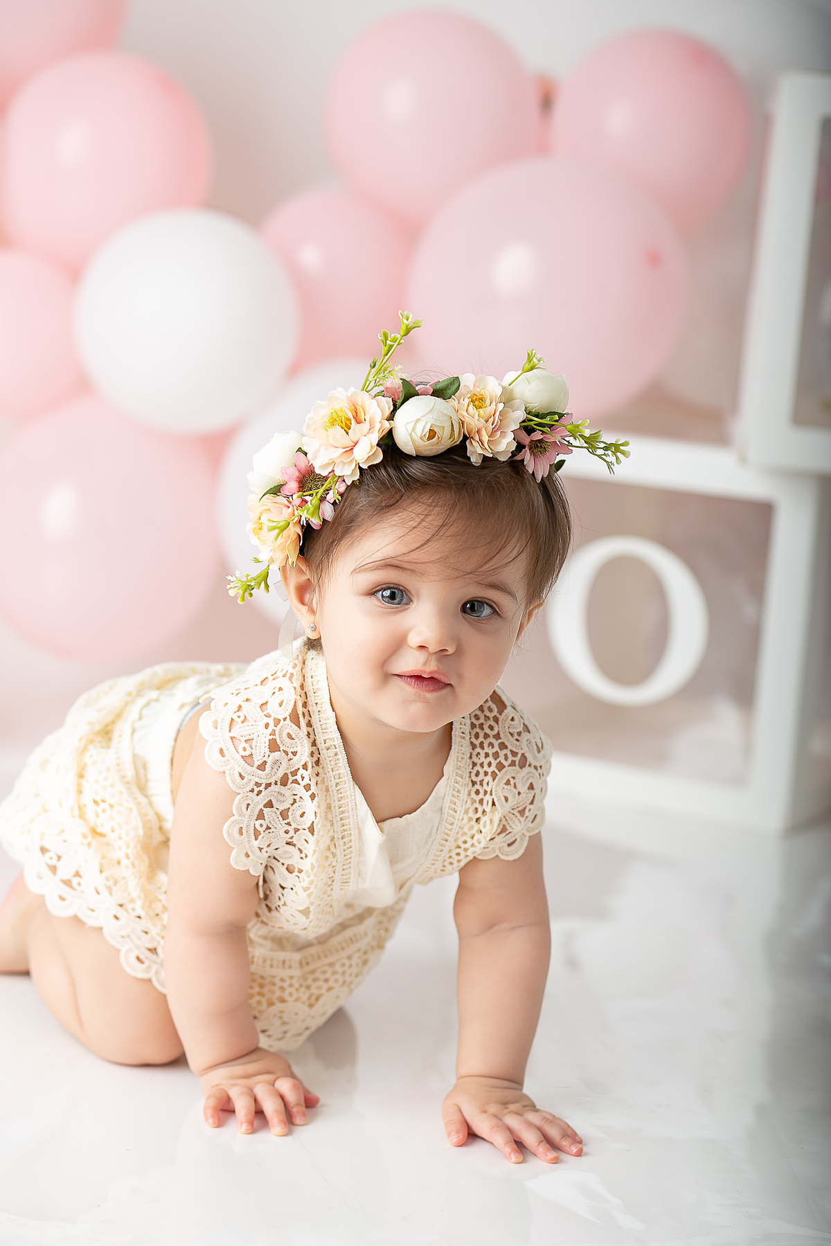 ensaio fotográfico de cake smash, 1 aninho, smash the cake, menina, fotografado pela fotógrafa Cinthia Toledo Fotografia, Cinthia Toledo photography, realizado no Studio em Malden-MA. 
cake smash clean session. ensaio clean. rosa bebê com branco e rosê.