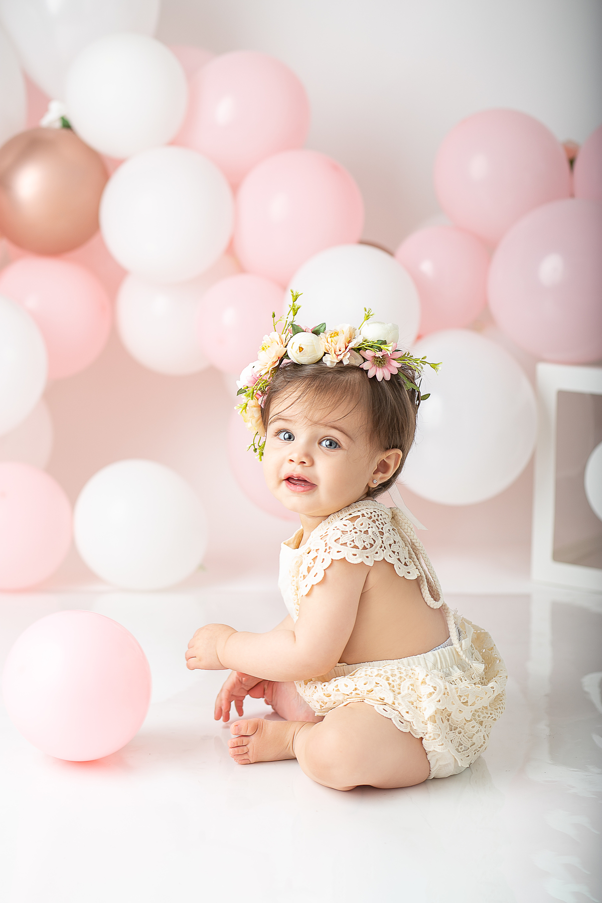 ensaio fotográfico de cake smash, 1 aninho, smash the cake, menina, fotografado pela fotógrafa Cinthia Toledo Fotografia, Cinthia Toledo photography, realizado no Studio em Malden-MA. 
cake smash clean session. ensaio clean. rosa bebê com branco e rosê.