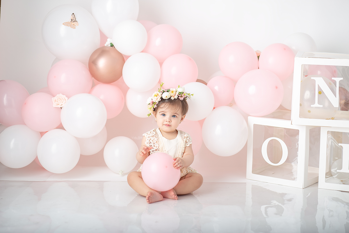 ensaio fotográfico de cake smash, 1 aninho, smash the cake, menina, fotografado pela fotógrafa Cinthia Toledo Fotografia, Cinthia Toledo photography, realizado no Studio em Malden-MA. 
cake smash clean session. ensaio clean. rosa bebê com branco e rosê.