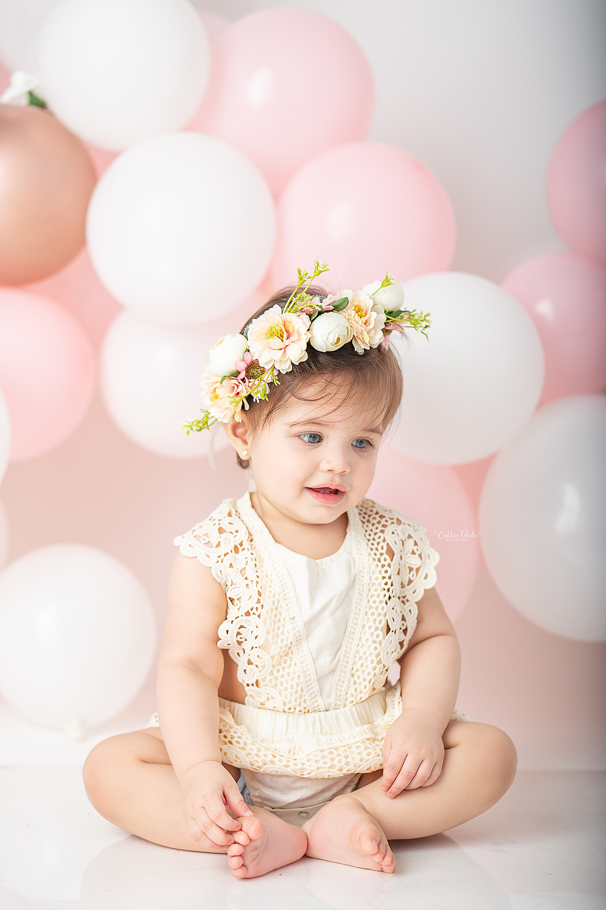 ensaio fotográfico de cake smash, 1 aninho, smash the cake, menina, fotografado pela fotógrafa Cinthia Toledo Fotografia, Cinthia Toledo photography, realizado no Studio em Malden-MA. 
cake smash clean session. ensaio clean. rosa bebê com branco e rosê.