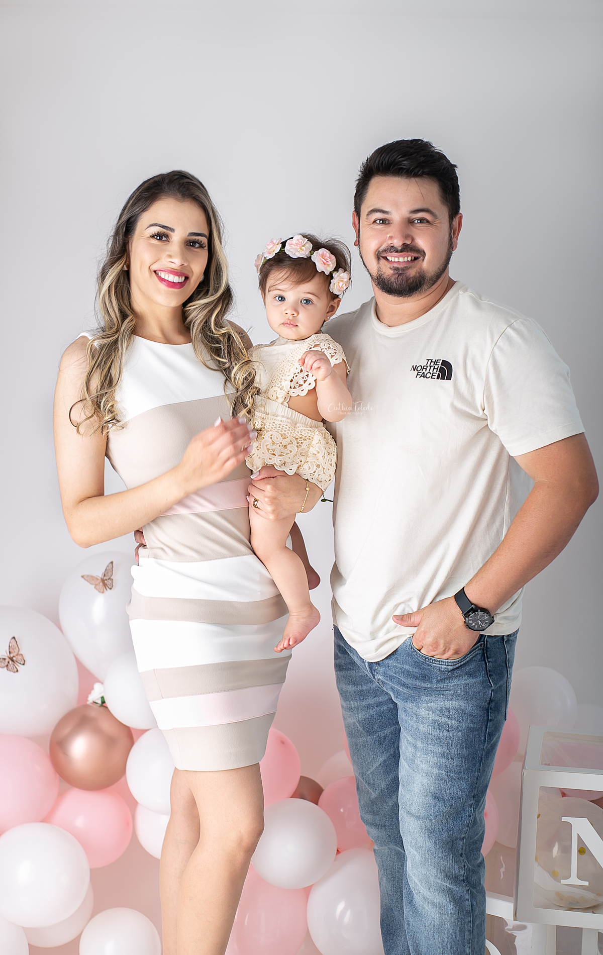 ensaio fotográfico de cake smash, 1 aninho, smash the cake, menina, fotografado pela fotógrafa Cinthia Toledo Fotografia, Cinthia Toledo photography, realizado no Studio em Malden-MA. 
cake smash clean session. ensaio clean. rosa bebê com branco e rosê. 