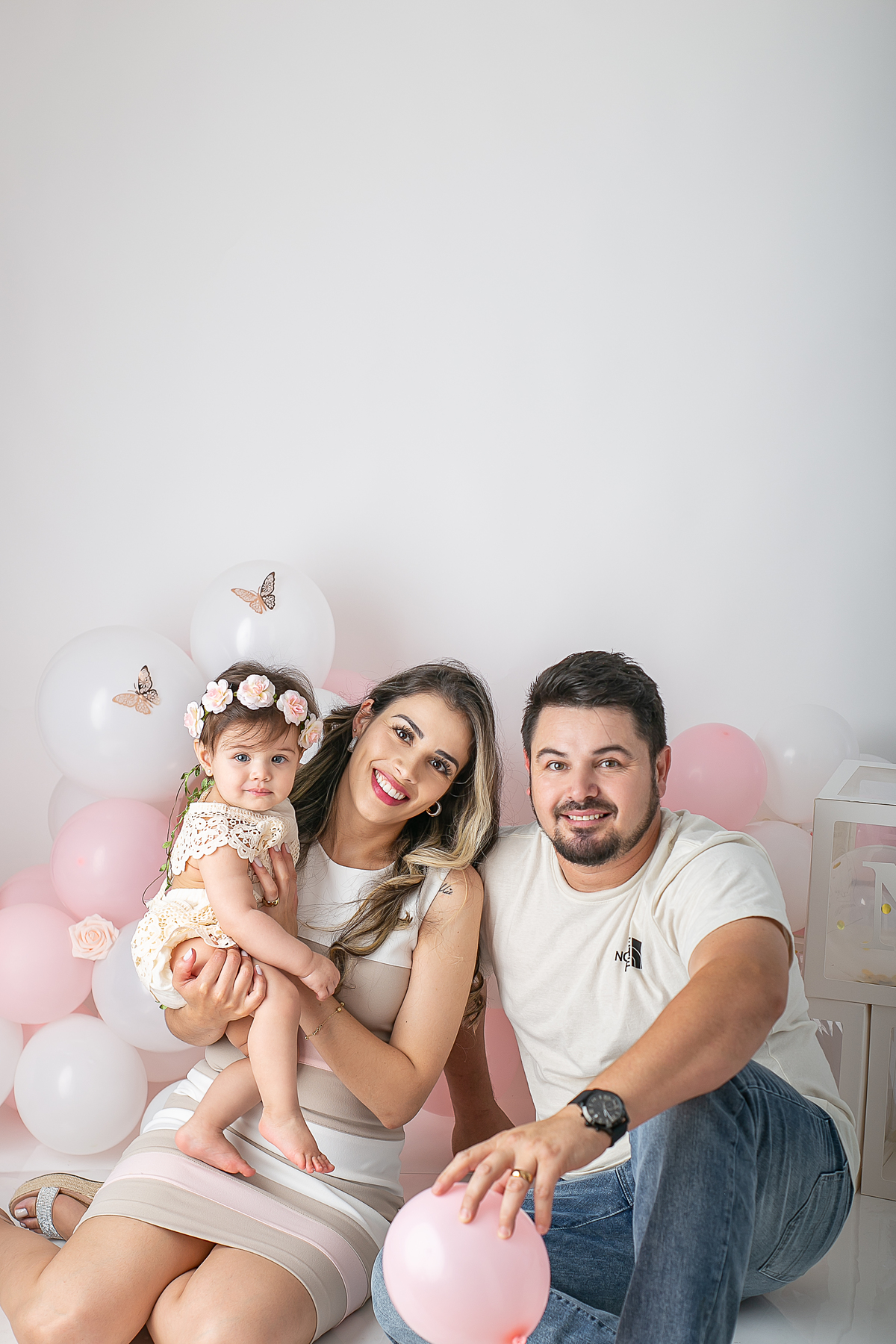 ensaio fotográfico de cake smash, 1 aninho, smash the cake, menina, fotografado pela fotógrafa Cinthia Toledo Fotografia, Cinthia Toledo photography, realizado no Studio em Malden-MA. 
cake smash clean session. ensaio clean. rosa bebê com branco e rosê.