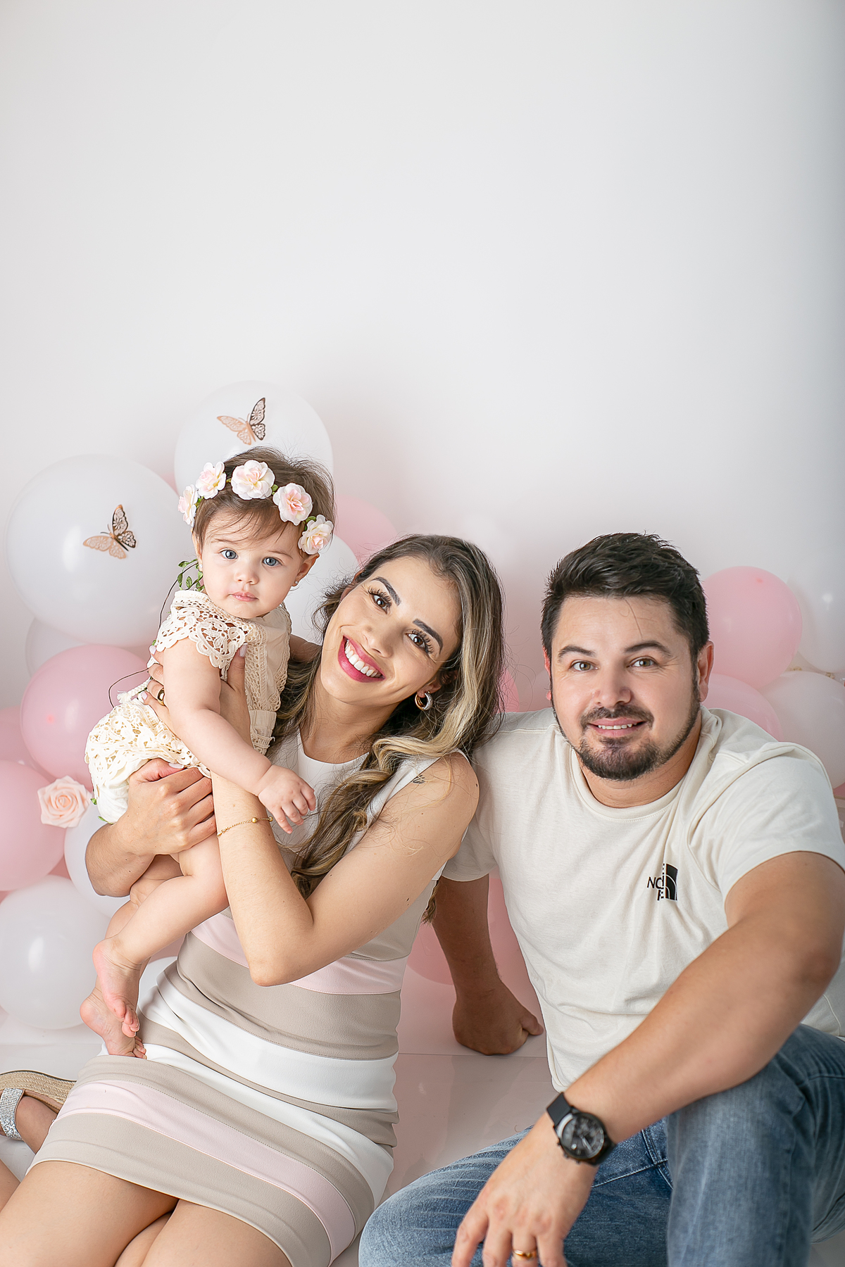 ensaio fotográfico de cake smash, 1 aninho, smash the cake, menina, fotografado pela fotógrafa Cinthia Toledo Fotografia, Cinthia Toledo photography, realizado no Studio em Malden-MA. 
cake smash clean session. ensaio clean. rosa bebê com branco e rosê.