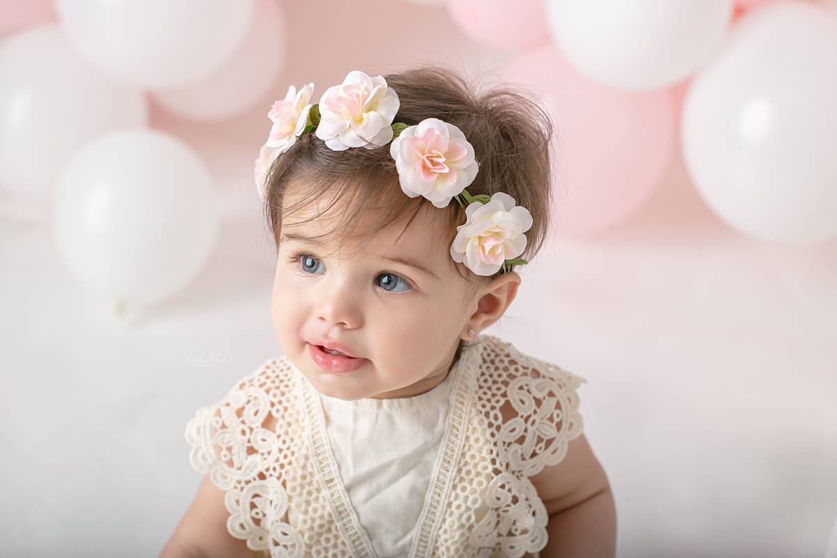 ensaio fotográfico de cake smash, 1 aninho, smash the cake, menina, fotografado pela fotógrafa Cinthia Toledo Fotografia, Cinthia Toledo photography, realizado no Studio em Malden-MA. 
cake smash clean session. ensaio clean. rosa bebê com branco e rosê.