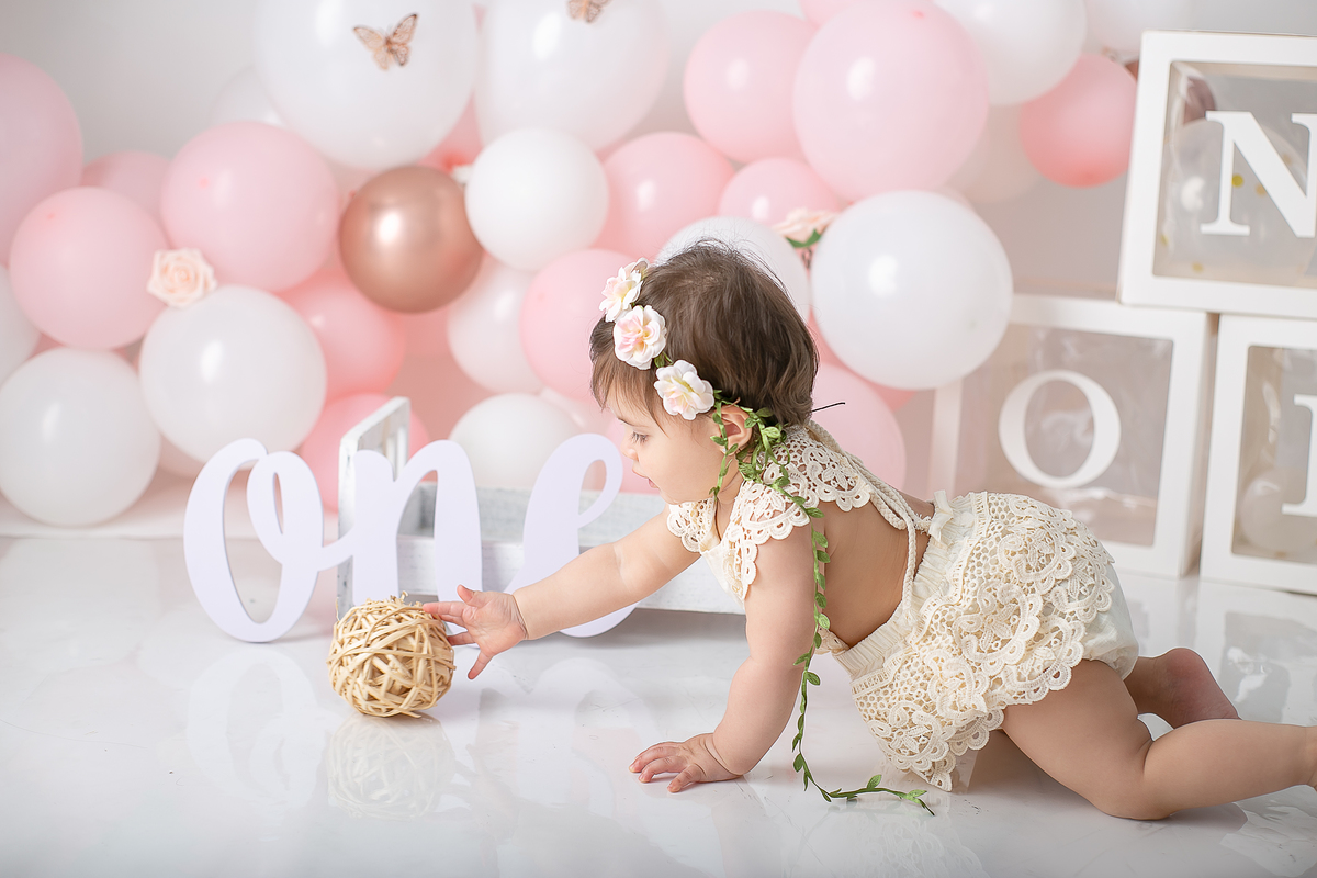 ensaio fotográfico de cake smash, 1 aninho, smash the cake, menina, fotografado pela fotógrafa Cinthia Toledo Fotografia, Cinthia Toledo photography, realizado no Studio em Malden-MA. 
cake smash clean session. ensaio clean. rosa bebê com branco e rosê.