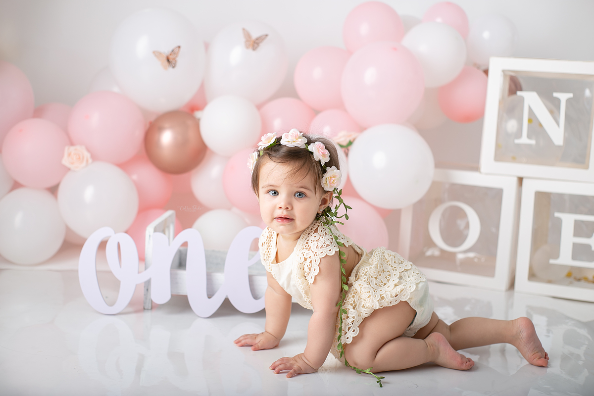 ensaio fotográfico de cake smash, 1 aninho, smash the cake, menina, fotografado pela fotógrafa Cinthia Toledo Fotografia, Cinthia Toledo photography, realizado no Studio em Malden-MA. 
cake smash clean session. ensaio clean. rosa bebê com branco e rosê.