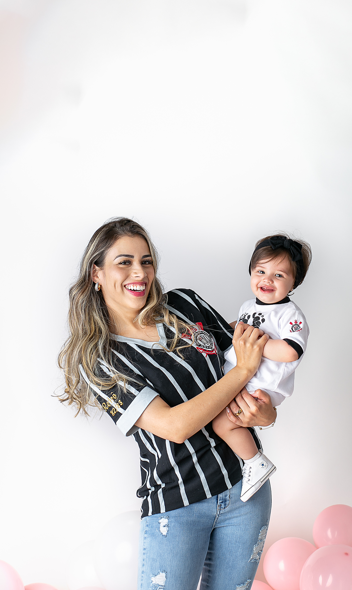ensaio fotográfico de cake smash, 1 aninho, smash the cake, menina, fotografado pela fotógrafa Cinthia Toledo Fotografia, Cinthia Toledo photography, realizado no Studio em Malden-MA. 
cake smash clean session. ensaio clean. rosa bebê com branco e rosê.