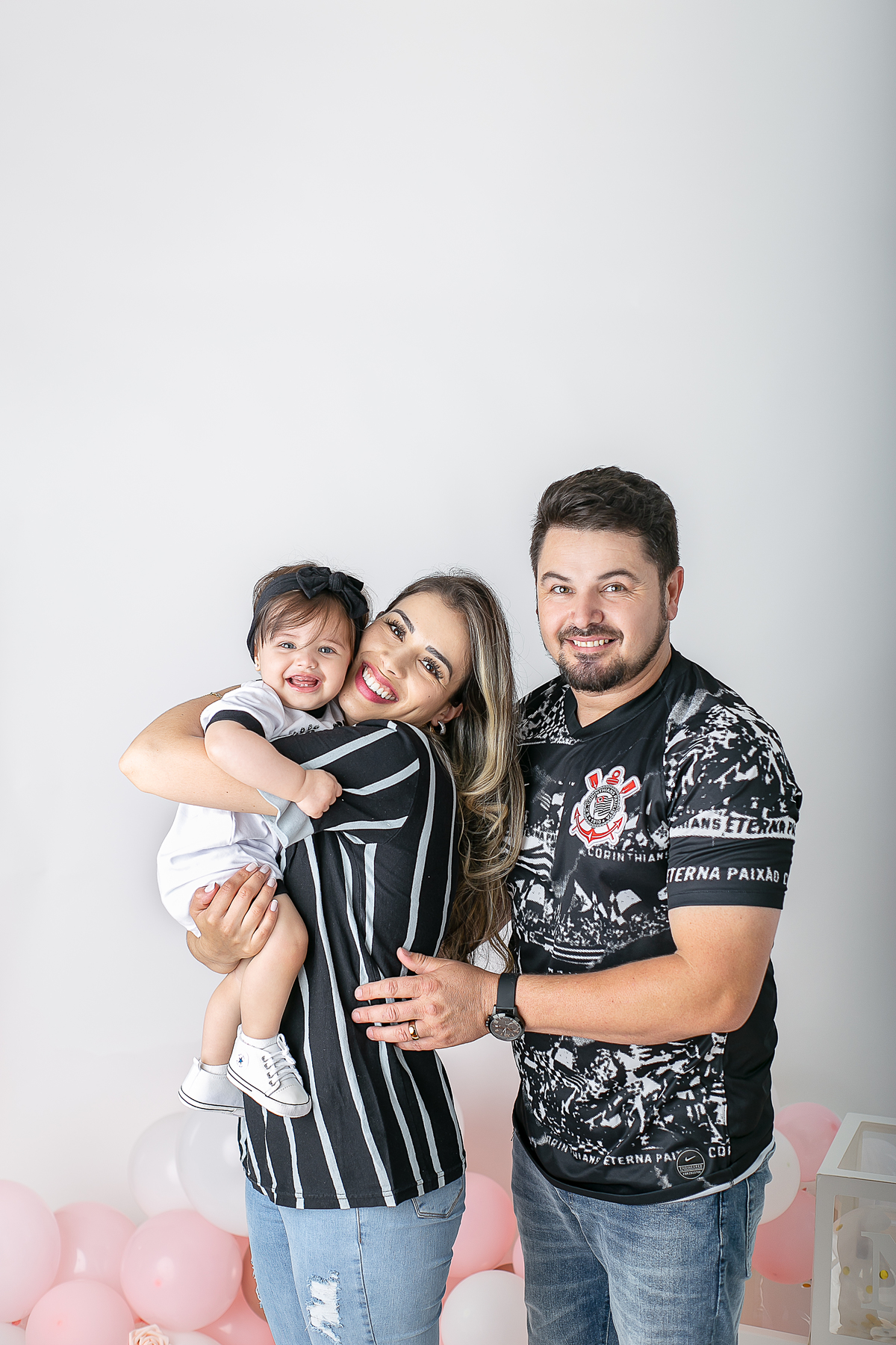 ensaio fotográfico de cake smash, 1 aninho, smash the cake, menina, fotografado pela fotógrafa Cinthia Toledo Fotografia, Cinthia Toledo photography, realizado no Studio em Malden-MA. 
cake smash clean session. ensaio clean. rosa bebê com branco e rosê.