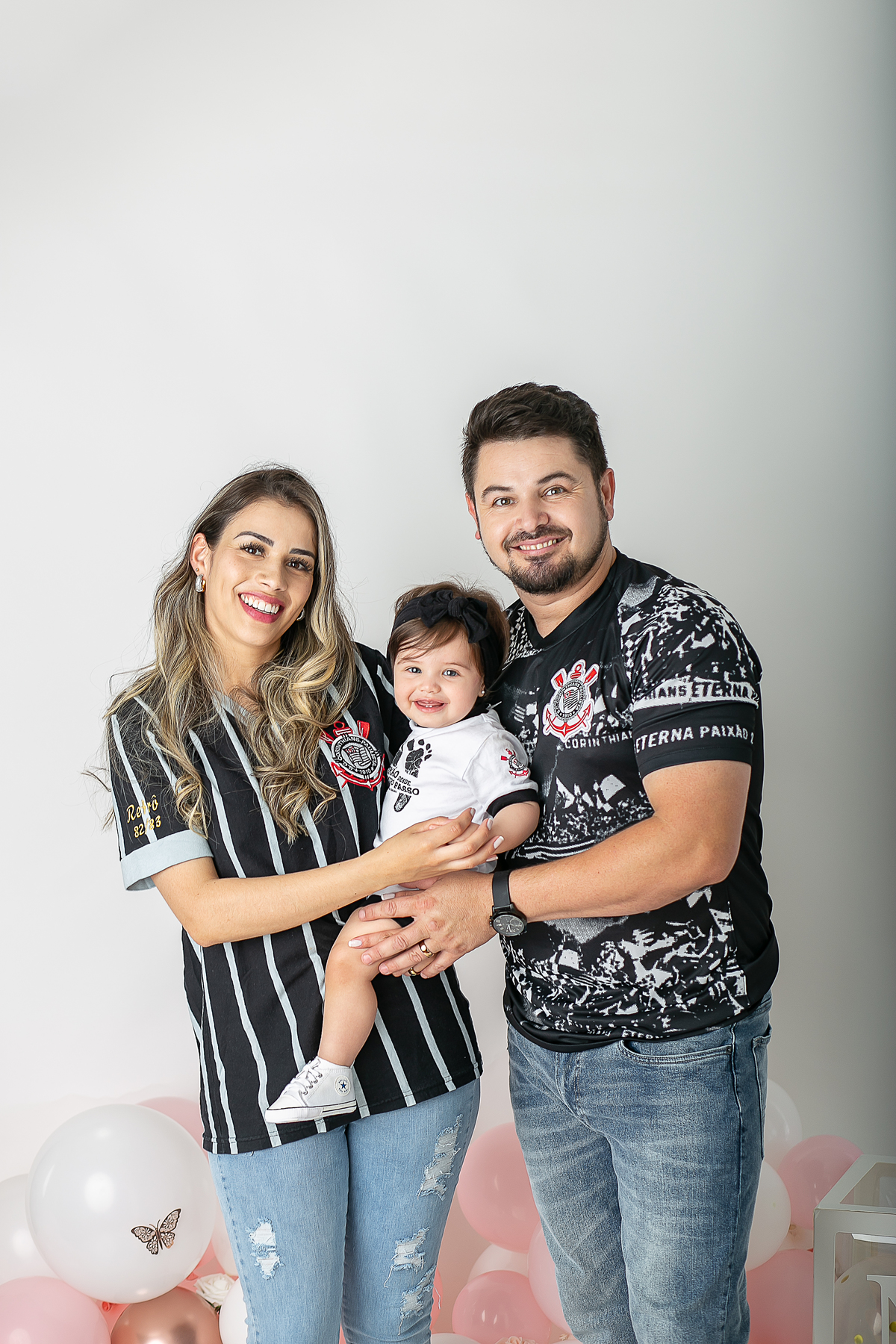 ensaio fotográfico de cake smash, 1 aninho, smash the cake, menina, fotografado pela fotógrafa Cinthia Toledo Fotografia, Cinthia Toledo photography, realizado no Studio em Malden-MA. 
cake smash clean session. ensaio clean. rosa bebê com branco e rosê.