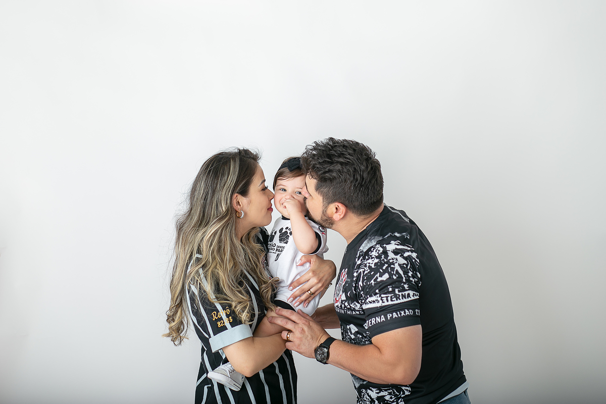 ensaio fotográfico de cake smash, 1 aninho, smash the cake, menina, fotografado pela fotógrafa Cinthia Toledo Fotografia, Cinthia Toledo photography, realizado no Studio em Malden-MA. 
cake smash clean session. ensaio clean. rosa bebê com branco e rosê.