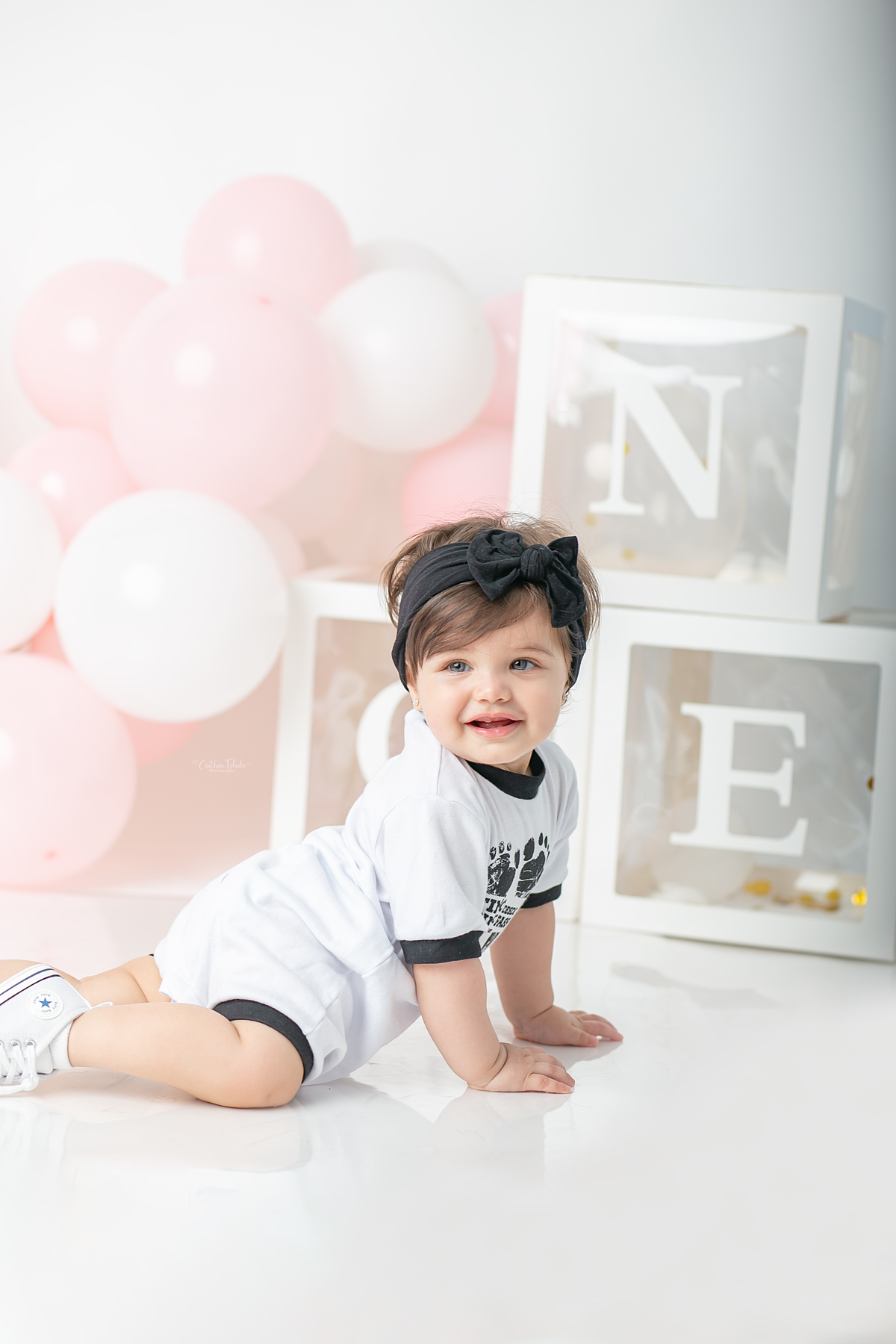ensaio fotográfico de cake smash, 1 aninho, smash the cake, menina, fotografado pela fotógrafa Cinthia Toledo Fotografia, Cinthia Toledo photography, realizado no Studio em Malden-MA. 
cake smash clean session. ensaio clean. rosa bebê com branco e rosê.