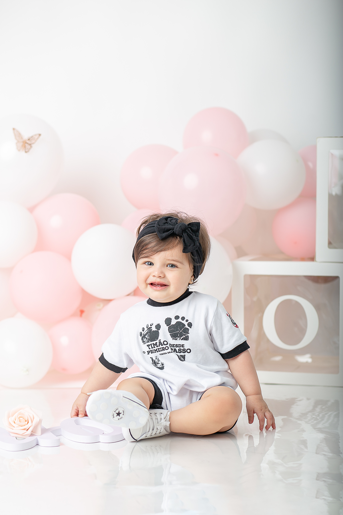 ensaio fotográfico de cake smash, 1 aninho, smash the cake, menina, fotografado pela fotógrafa Cinthia Toledo Fotografia, Cinthia Toledo photography, realizado no Studio em Malden-MA. 
cake smash clean session. ensaio clean. rosa bebê com branco e rosê.