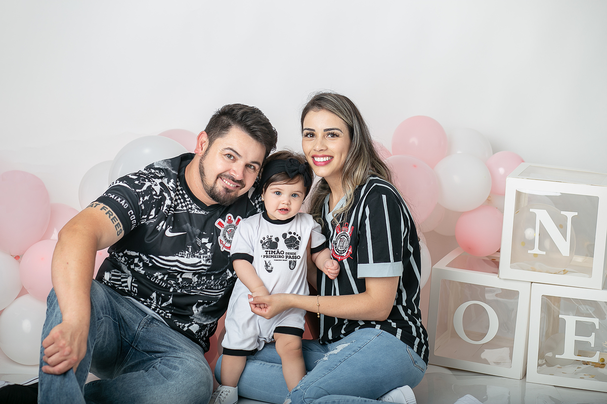 ensaio fotográfico de cake smash, 1 aninho, smash the cake, menina, fotografado pela fotógrafa Cinthia Toledo Fotografia, Cinthia Toledo photography, realizado no Studio em Malden-MA. 
cake smash clean session. ensaio clean. rosa bebê com branco e rosê.