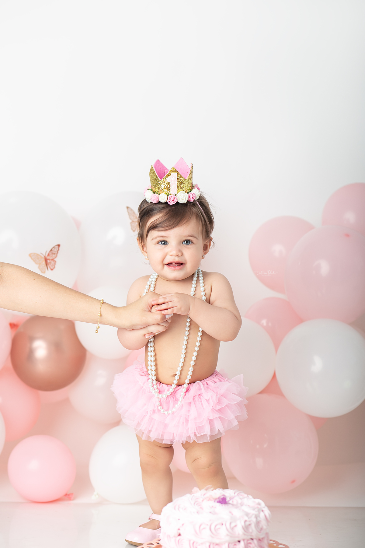 ensaio fotográfico de cake smash, 1 aninho, smash the cake, menina, fotografado pela fotógrafa Cinthia Toledo Fotografia, Cinthia Toledo photography, realizado no Studio em Malden-MA. 
cake smash clean session. ensaio clean. rosa bebê com branco e rosê.