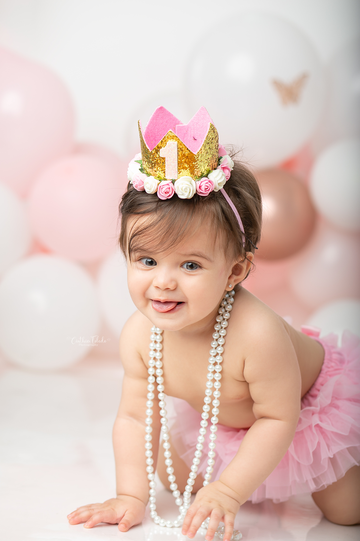 ensaio fotográfico de cake smash, 1 aninho, smash the cake, menina, fotografado pela fotógrafa Cinthia Toledo Fotografia, Cinthia Toledo photography, realizado no Studio em Malden-MA. 
cake smash clean session. ensaio clean. rosa bebê com branco e rosê.