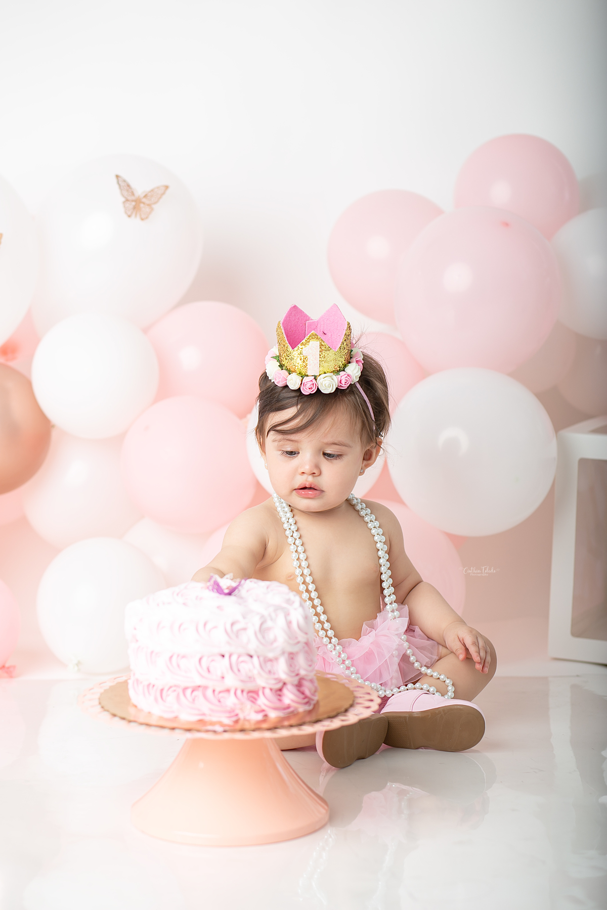 ensaio fotográfico de cake smash, 1 aninho, smash the cake, menina, fotografado pela fotógrafa Cinthia Toledo Fotografia, Cinthia Toledo photography, realizado no Studio em Malden-MA. 
cake smash clean session. ensaio clean. rosa bebê com branco e rosê.