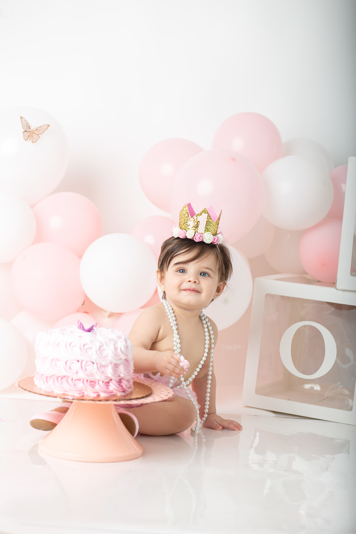 ensaio fotográfico de cake smash, 1 aninho, smash the cake, menina, fotografado pela fotógrafa Cinthia Toledo Fotografia, Cinthia Toledo photography, realizado no Studio em Malden-MA. 
cake smash clean session. ensaio clean. rosa bebê com branco e rosê.