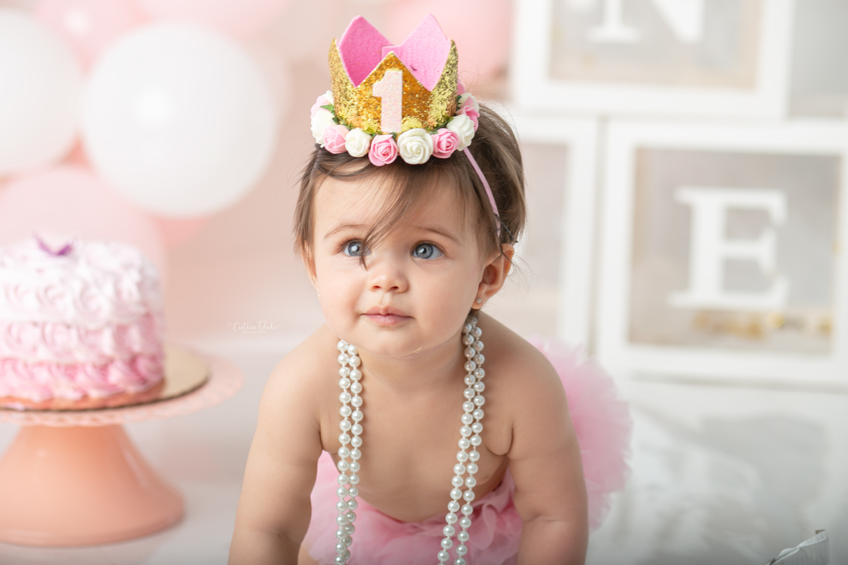 ensaio fotográfico de cake smash, 1 aninho, smash the cake, menina, fotografado pela fotógrafa Cinthia Toledo Fotografia, Cinthia Toledo photography, realizado no Studio em Malden-MA. 
cake smash clean session. ensaio clean. rosa bebê com branco e rosê.