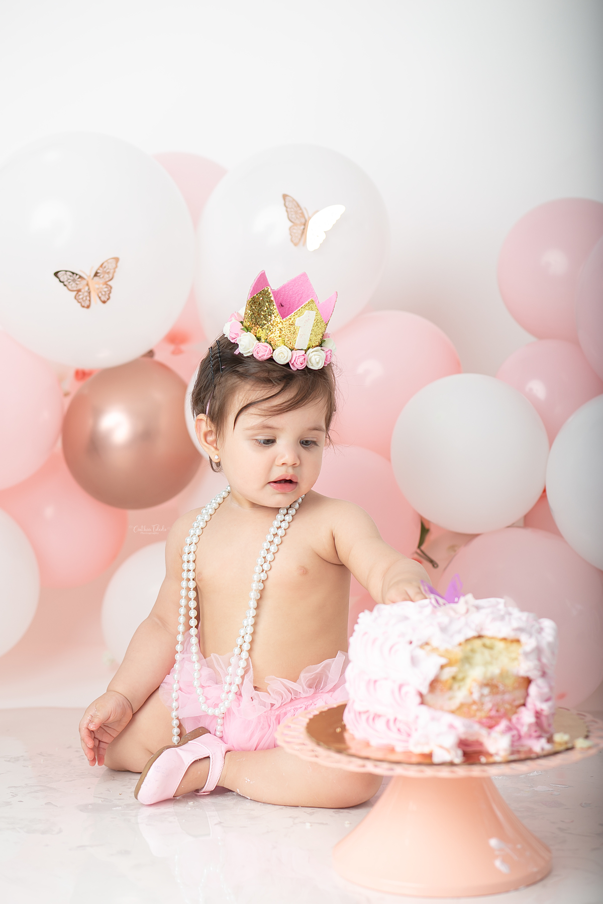 ensaio fotográfico de cake smash, 1 aninho, smash the cake, menina, fotografado pela fotógrafa Cinthia Toledo Fotografia, Cinthia Toledo photography, realizado no Studio em Malden-MA. 
cake smash clean session. ensaio clean. rosa bebê com branco e rosê.