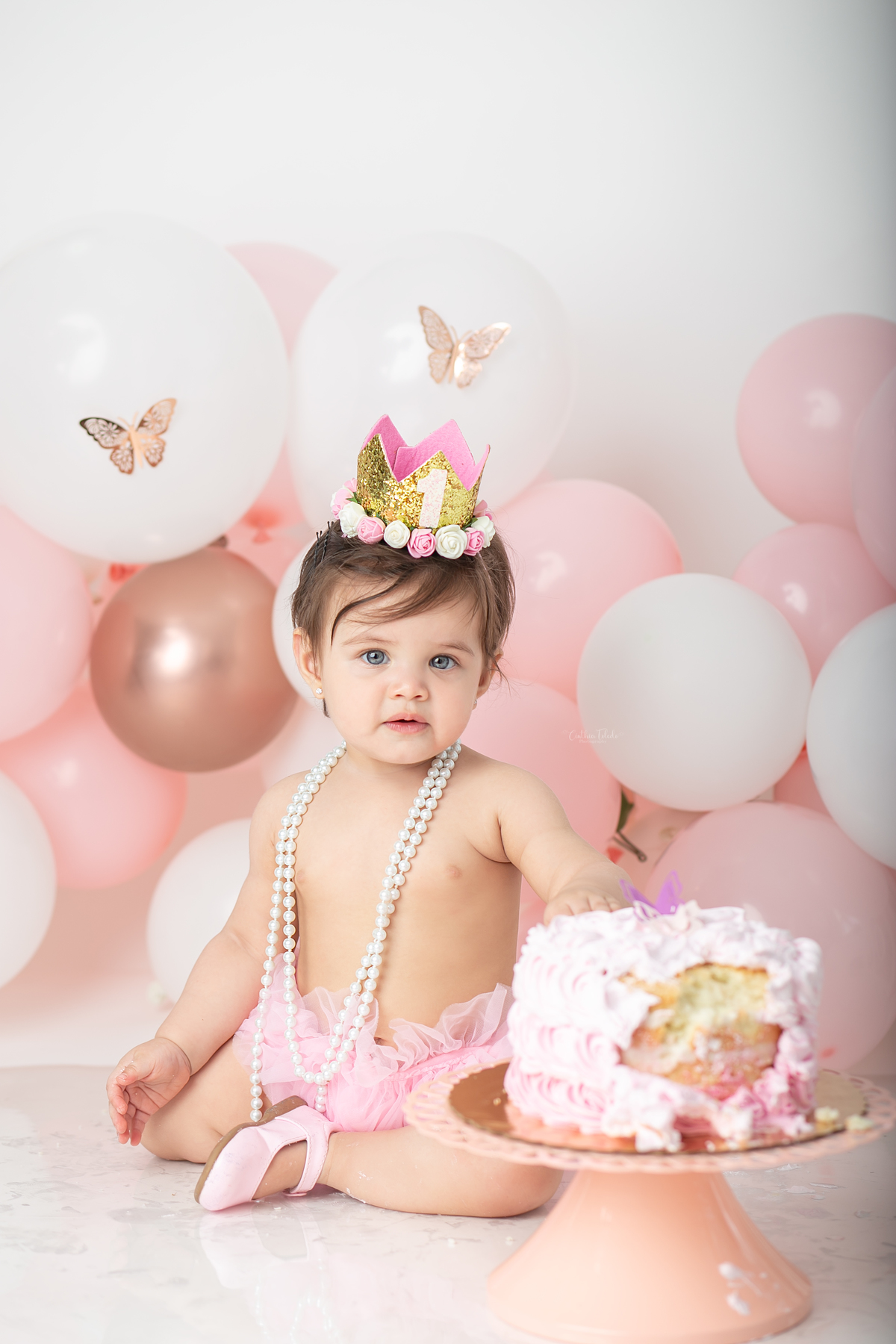 ensaio fotográfico de cake smash, 1 aninho, smash the cake, menina, fotografado pela fotógrafa Cinthia Toledo Fotografia, Cinthia Toledo photography, realizado no Studio em Malden-MA. 
cake smash clean session. ensaio clean. rosa bebê com branco e rosê.