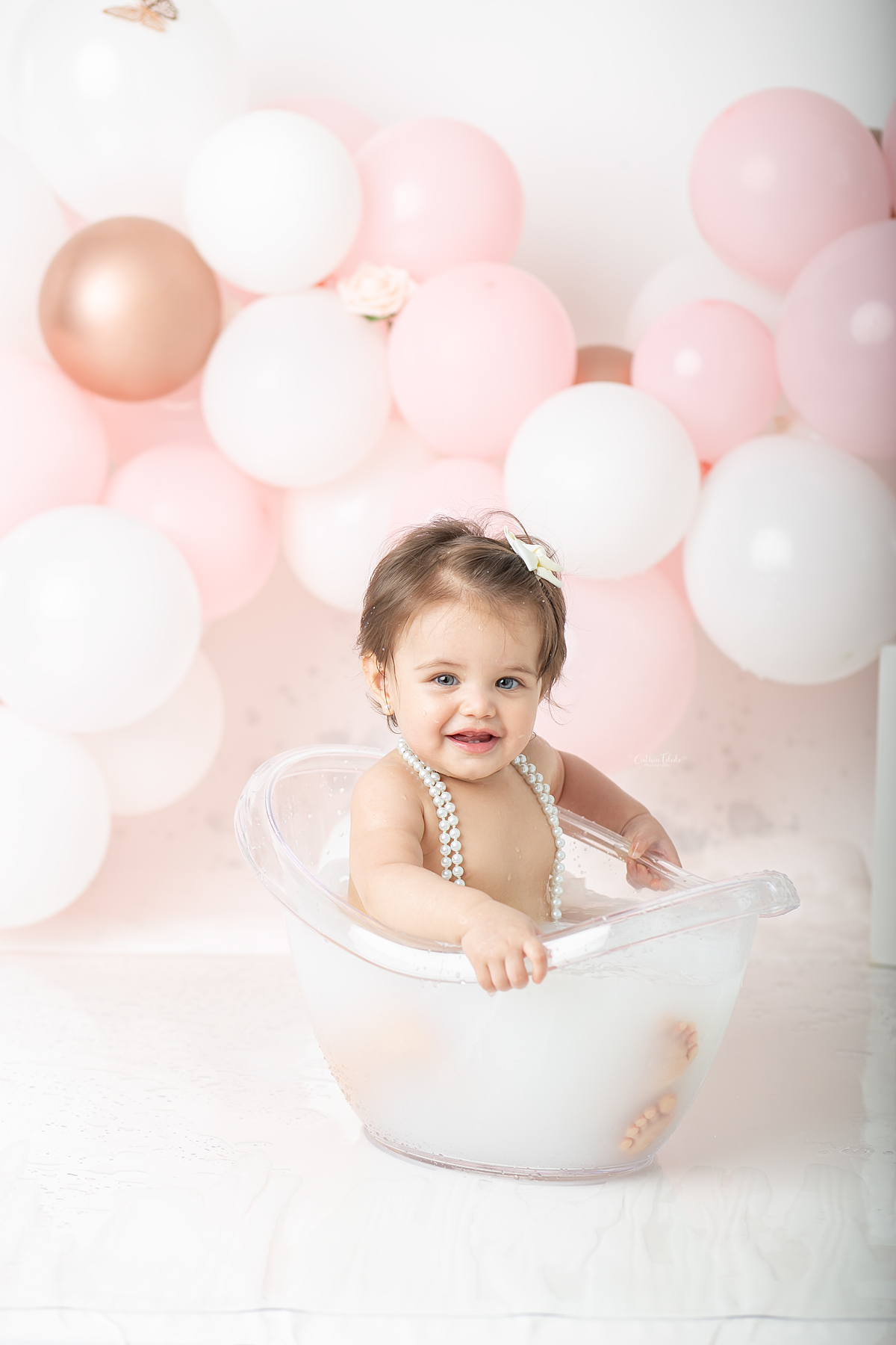 ensaio fotográfico de cake smash, 1 aninho, smash the cake, menina, fotografado pela fotógrafa Cinthia Toledo Fotografia, Cinthia Toledo photography, realizado no Studio em Malden-MA. 
cake smash clean session. ensaio clean. rosa bebê com branco e rosê.