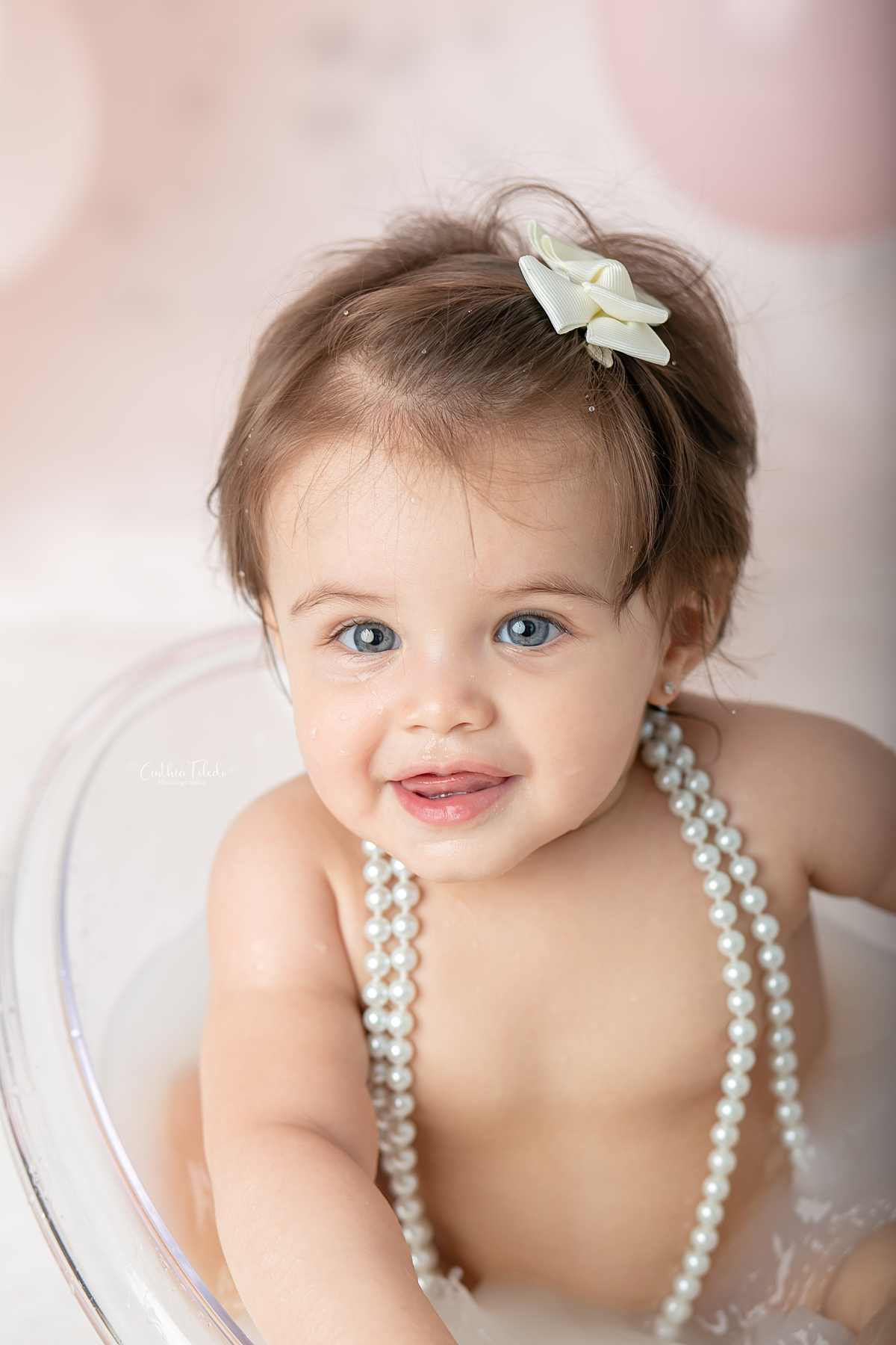 ensaio fotográfico de cake smash, 1 aninho, smash the cake, menina, fotografado pela fotógrafa Cinthia Toledo Fotografia, Cinthia Toledo photography, realizado no Studio em Malden-MA. 
cake smash clean session. ensaio clean. rosa bebê com branco e rosê.
