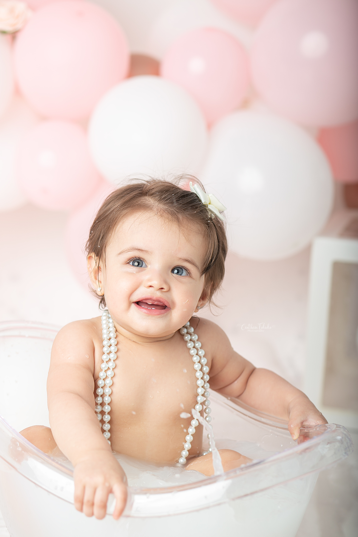 ensaio fotográfico de cake smash, 1 aninho, smash the cake, menina, fotografado pela fotógrafa Cinthia Toledo Fotografia, Cinthia Toledo photography, realizado no Studio em Malden-MA. 
cake smash clean session. ensaio clean. rosa bebê com branco e rosê.