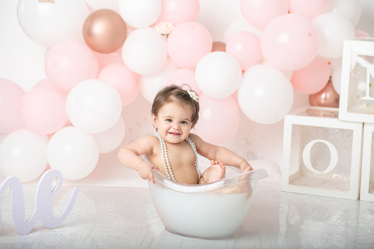 ensaio fotográfico de cake smash, 1 aninho, smash the cake, menina, fotografado pela fotógrafa Cinthia Toledo Fotografia, Cinthia Toledo photography, realizado no Studio em Malden-MA. 
cake smash clean session. ensaio clean. rosa bebê com branco e rosê.