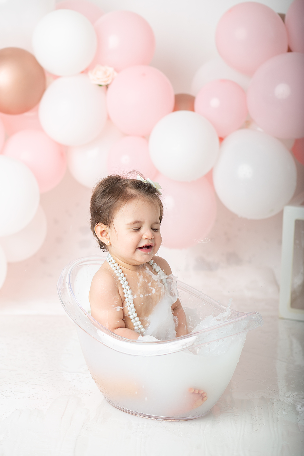 ensaio fotográfico de cake smash, 1 aninho, smash the cake, menina, fotografado pela fotógrafa Cinthia Toledo Fotografia, Cinthia Toledo photography, realizado no Studio em Malden-MA. 
cake smash clean session. ensaio clean. rosa bebê com branco e rosê.