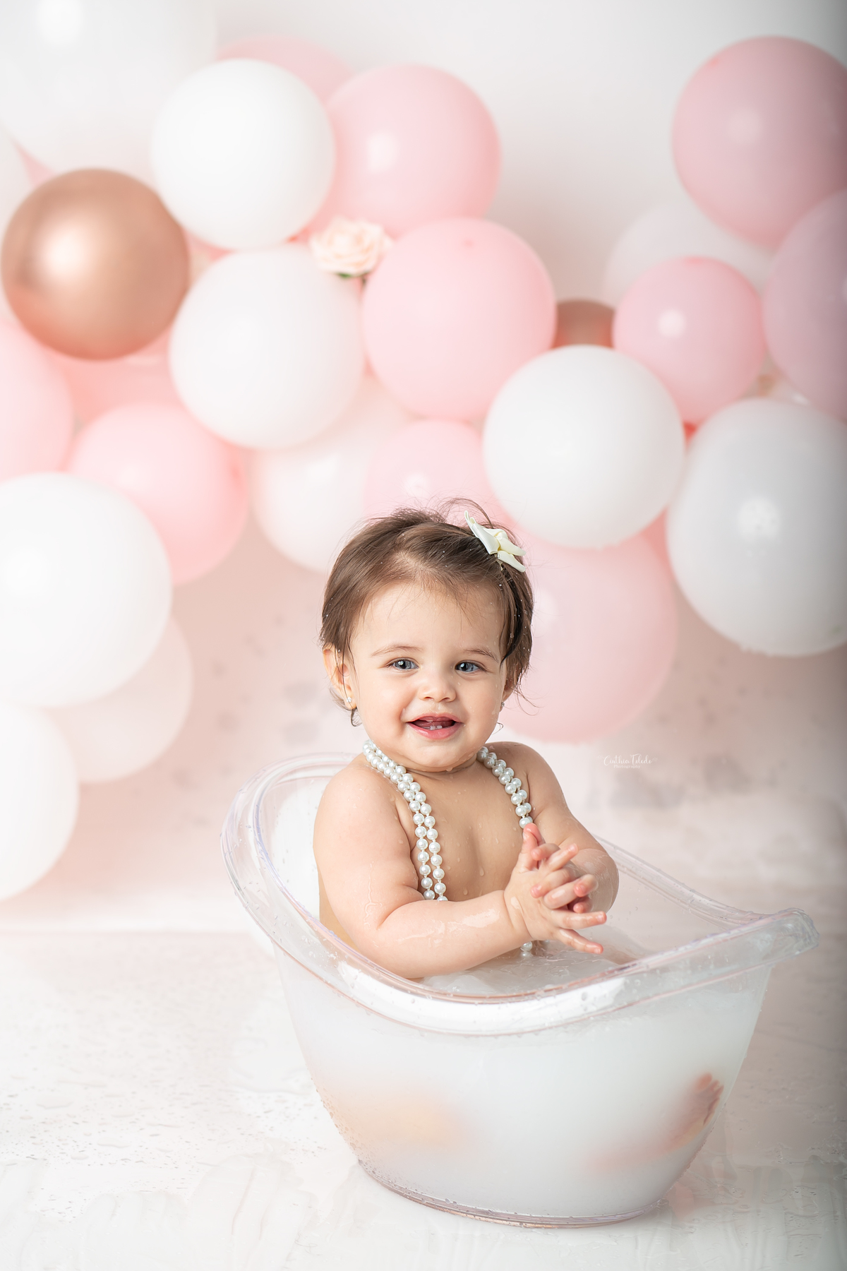 ensaio fotográfico de cake smash, 1 aninho, smash the cake, menina, fotografado pela fotógrafa Cinthia Toledo Fotografia, Cinthia Toledo photography, realizado no Studio em Malden-MA. 
cake smash clean session. ensaio clean. rosa bebê com branco e rosê.