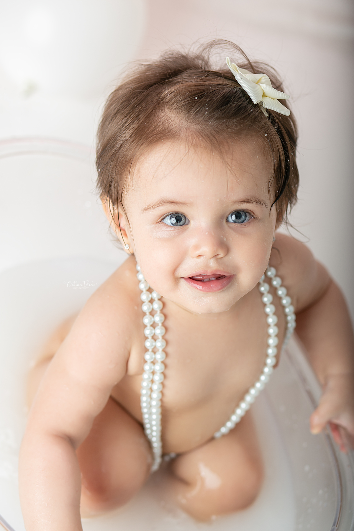 ensaio fotográfico de cake smash, 1 aninho, smash the cake, menina, fotografado pela fotógrafa Cinthia Toledo Fotografia, Cinthia Toledo photography, realizado no Studio em Malden-MA. 
cake smash clean session. ensaio clean. rosa bebê com branco e rosê.
