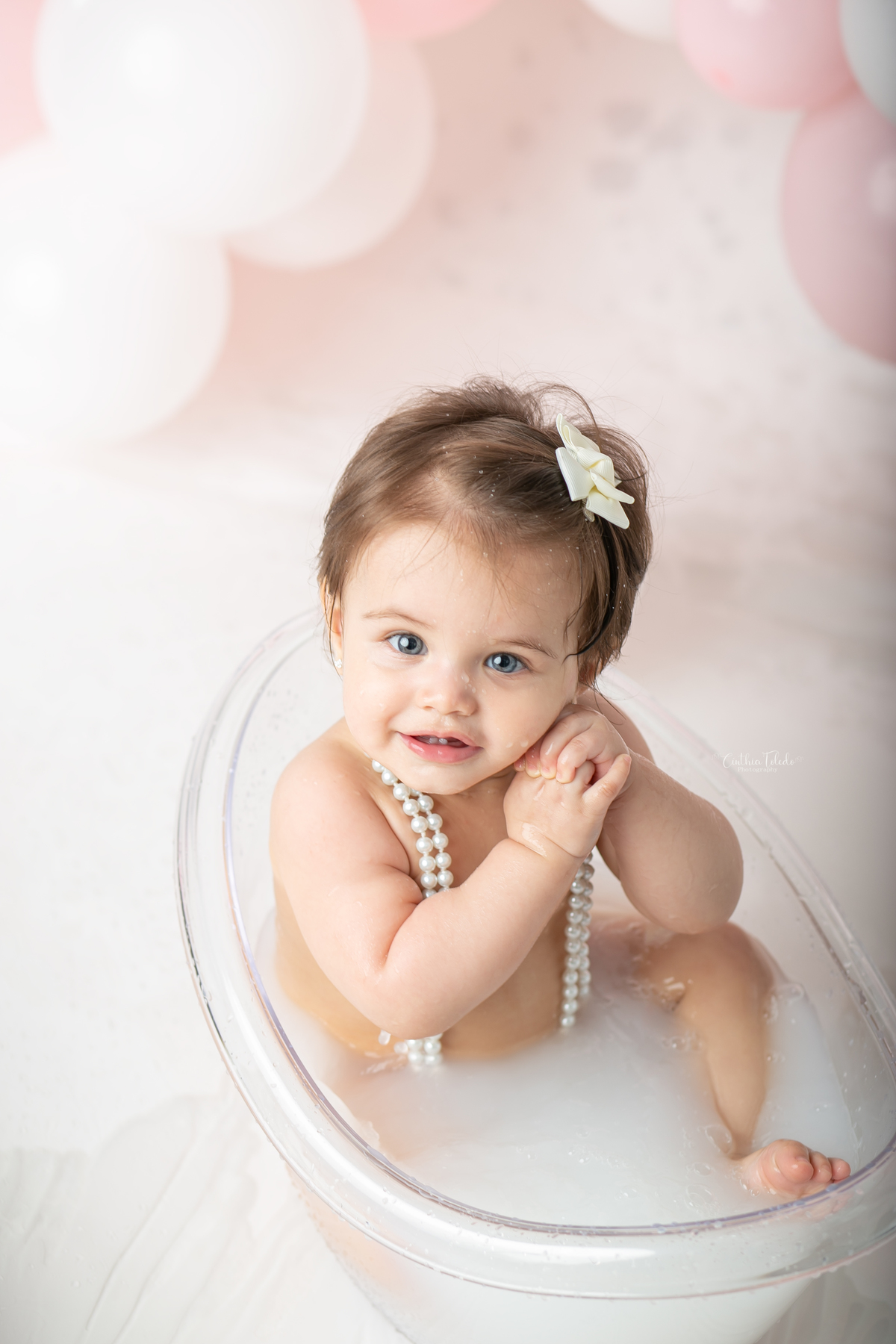 ensaio fotográfico de cake smash, 1 aninho, smash the cake, menina, fotografado pela fotógrafa Cinthia Toledo Fotografia, Cinthia Toledo photography, realizado no Studio em Malden-MA. 
cake smash clean session. ensaio clean. rosa bebê com branco e rosê.