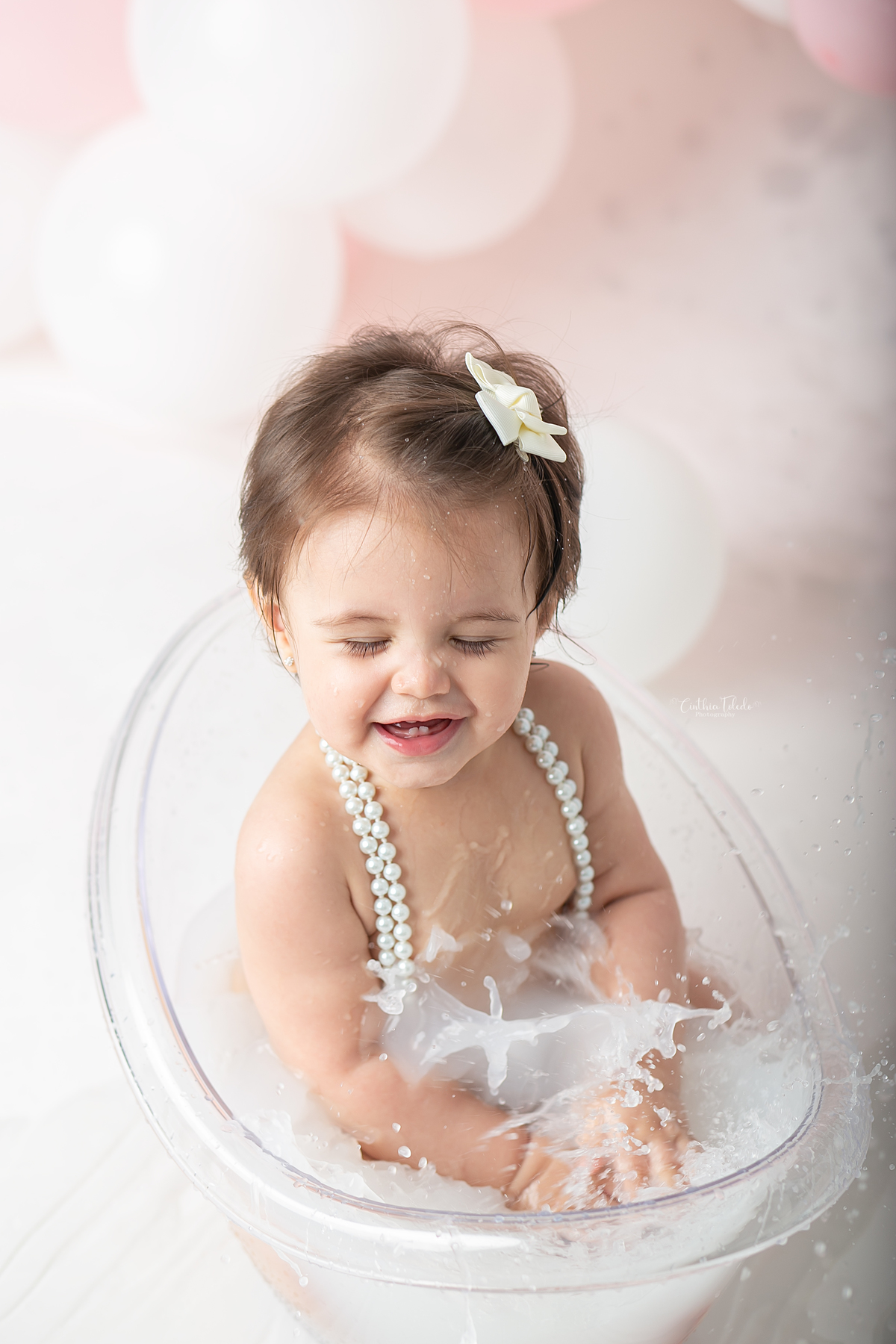 ensaio fotográfico de cake smash, 1 aninho, smash the cake, menina, fotografado pela fotógrafa Cinthia Toledo Fotografia, Cinthia Toledo photography, realizado no Studio em Malden-MA. 
cake smash clean session. ensaio clean. rosa bebê com branco e rosê.